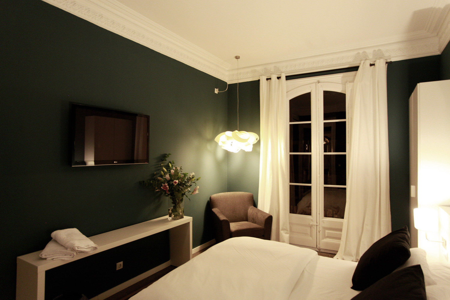 Stylish room with air conditioning and flat screen TV